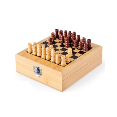 Jogo de xadrez com tabuleiro e peças de madeira sobre caixa de madeira