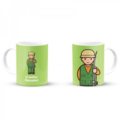 Duas canecas brancas com decoração verde e ilustração de pescador cartoon e texto 'O melhor Pescador!'