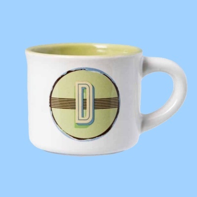 Caneca branca com interior amarelo e símbolo D verde no centro