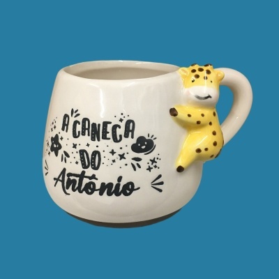 Caneca branca com texto e leopardo 3D na asa