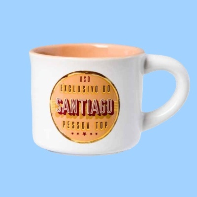 Caneca branca com interior laranja e texto exclusivo do Santiago