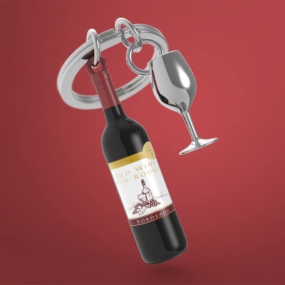 Chaveiro metal com pingentes garrafa de vinho e taça