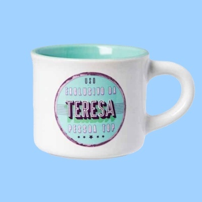 Caneca branca com interior azul claro e texto decorativo