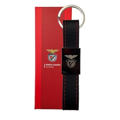 Porta-chaves preto com costuras vermelhas em embalagem vermelha
