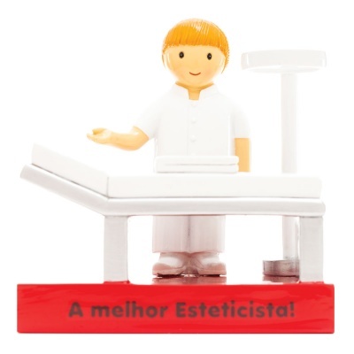 Figura decorativa de uma esteticista com uma cama de beleza e base vermelha com texto em português.