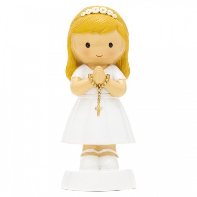 Figura decorativa de menina com vestido branco e pulseira com cruz.