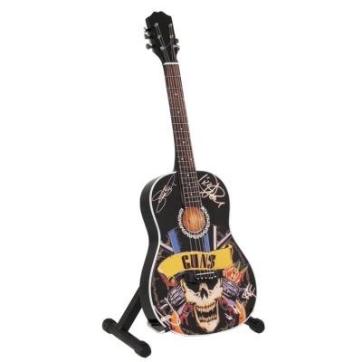 Guitarra acústica preta com desenho de caveira e texto GUNS