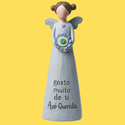 Estatueta de anjo branco com asas cinza e flor azul e verde, texto 