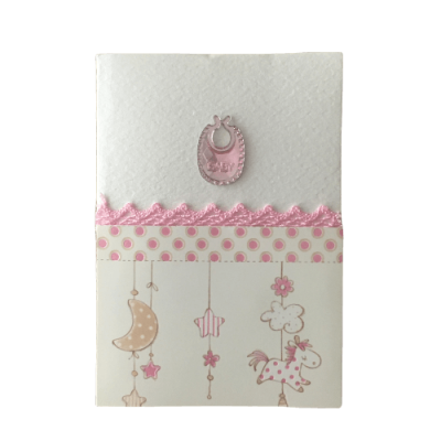 Pacote de fraldas brancas com desenhos infantis rosa e pendente decorativo em forma de babete