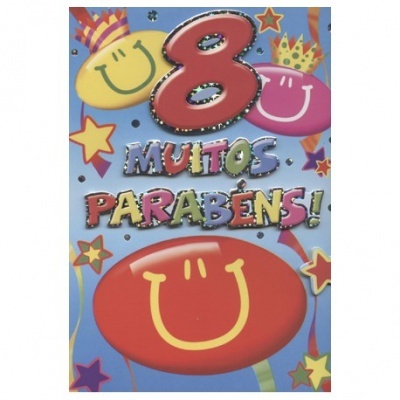 Cartão de aniversário colorido com texto e rostos sorridentes.