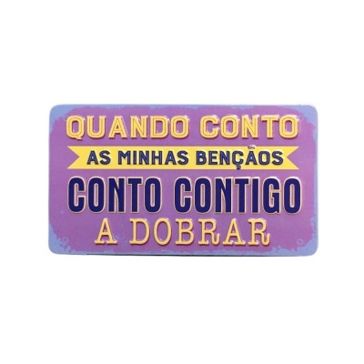 tapete com texto em cores amarelo e azul escuro em fundo cor-de-rosa e roxo
