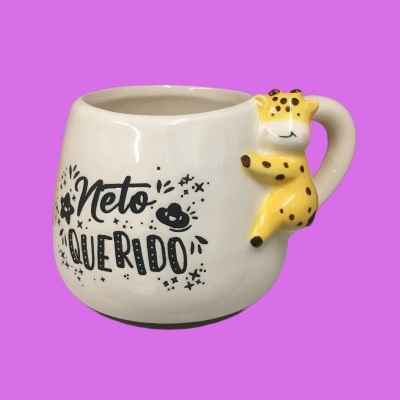 Caneca branca com alça de leopardo amarelo e texto Neto Querido