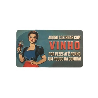 Placa decorativa com mulher segurando copo de vinho e texto em português