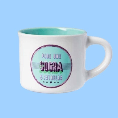 Caneca branca com texto para sogra cinco estrelas e interior verde água