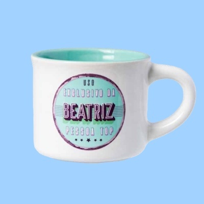 Caneca de cerâmica branca com texto personalizado azul e roxo