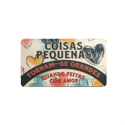 Placa decorativa em metal com corações e texto motivacional em português