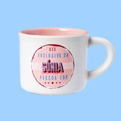 Caneca branca com interior rosa e texto personalizado