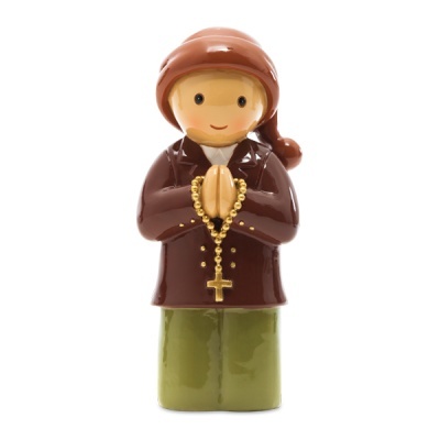 Figura decorativa de pessoa com terço dourado, casaco castanho e calças verdes.