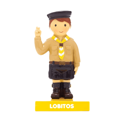 Figura decorativa de escuteiro com base amarela 'LOBITOS'