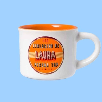 Caneca branca com interior laranja e texto exclusivo da Laura na frente.