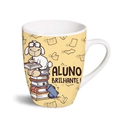 Caneca branca com ilustração de ovelha e frase ALUNO BRILHANTE