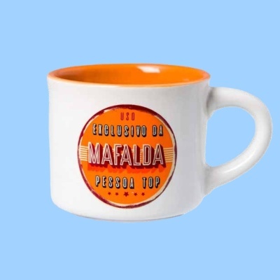 Caneca branca com interior e círculo laranja com texto MAFALDA