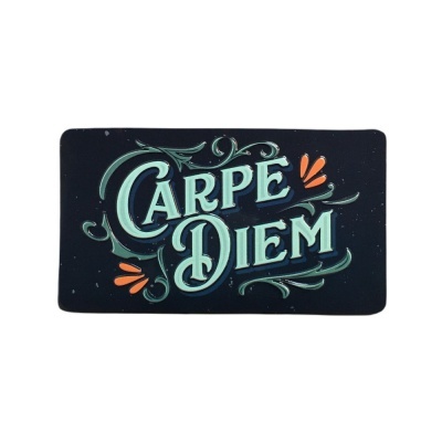 Tapete preto retangular com a frase Carpe Diem em letra decorativa verde clara e detalhes laranja.