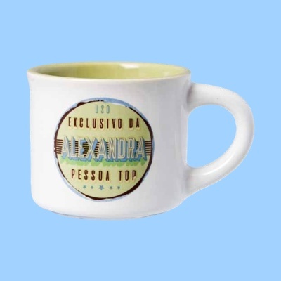 Caneca branca com texto 