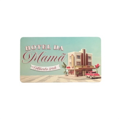 Cartão retangular com imagem de hotel e texto Hotel da Mamã Aberto 24h