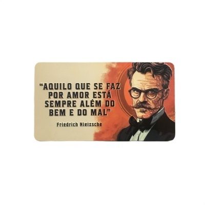 Placa decorativa com citação de Friedrich Nielzsche e retrato de homem com bigode e óculos