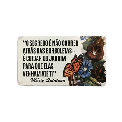 Placa decorativa com texto motivacional e ilustração de borboleta