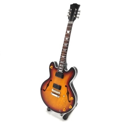 Guitarra elétrica semi-hollow sunburst com pickups e botões dourados