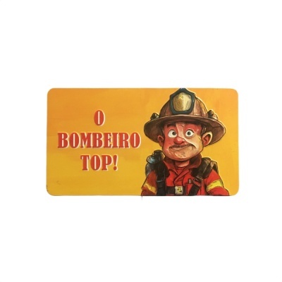 Imagem de um cartão com ilustração de bombeiro e texto amarelo e vermelho