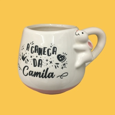 Caneca branca com figura de coelho na asa e texto personalizado