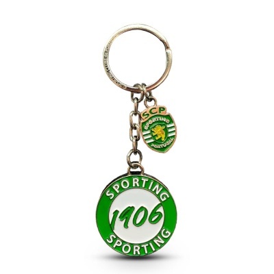 Porta-chaves metálico com emblemas do Sporting Clube de Portugal em verde e branco