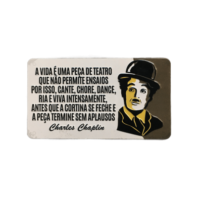 Placa decorativa com citação de Charles Chaplin e imagem do rosto dele estilizado