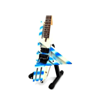 Guitarra elétrica branca e azul em suporte preto