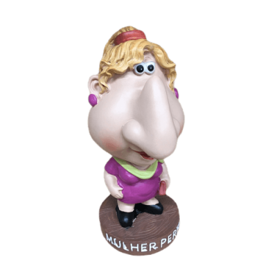 Figurinha caricata de mulher em resina com base marrom e texto