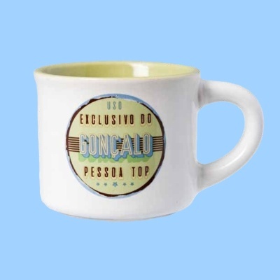 Caneca branca com interior amarelo e texto personalizado em redor no exterior