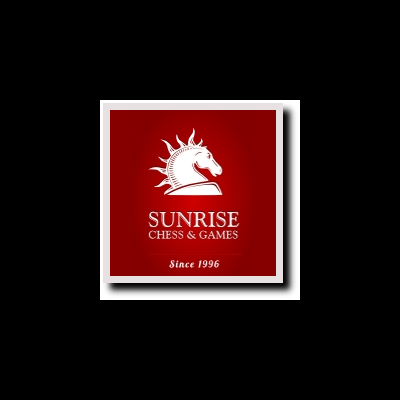 Logotipo branco de uma cabeça de cavalo de xadrez sobre fundo vermelho com o texto SUNRISE CHESS & GAMES e Since 1996.