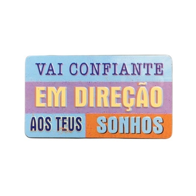 Placa decorativa colorida com frase motivacional em português