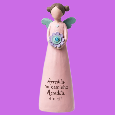 Figura decorativa de anjo em cerâmica com asas verdes e frase inspiradora