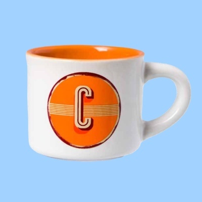 Caneca branca com interior laranja e letra C em círculo laranja
