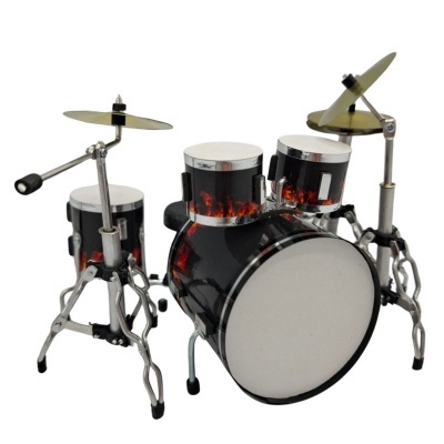 Mini bateria de brinquedo preta com detalhes vermelhos e pratos metálicos