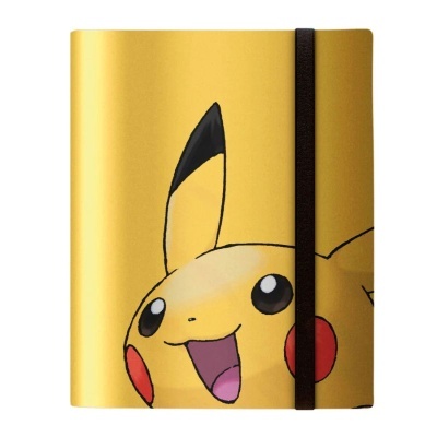 Capa de caderno amarela com desenho do Pikachu e elástico preto.