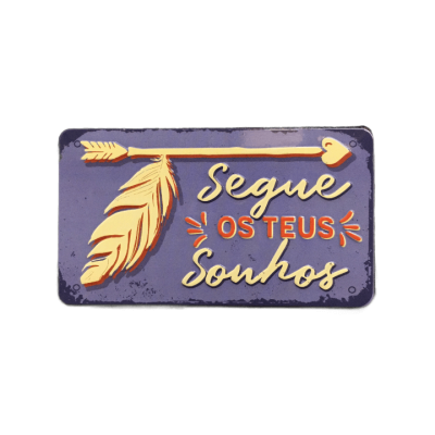 Placa metal roxa com seta amarela e texto 'Segue OS TEUS Sonhos' em relevo