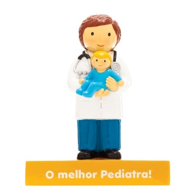Figura decorativa de pediatra segurando criança com texto 