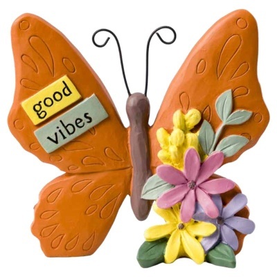 Escultura decorativa de borboleta laranja com flores coloridas e texto good vibes