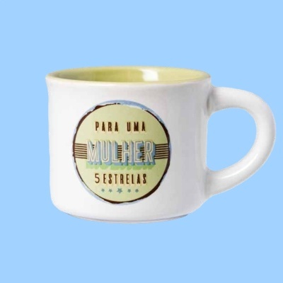 Caneca branca e amarela com texto para mulher 5 estrelas