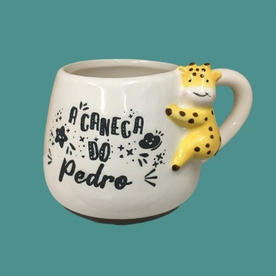 Caneca branca com alça em forma de leopardo amarelo e texto preto